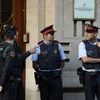 Cảnh sát gác bên ngoài trụ sở kinh tế của chính quyền vùng Catalonia ở Barcelonia ngày 20/9. (Nguồn: AFP/TTXVN)