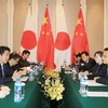 Thủ tướng Nhật Bản Shinzo Abe (trái) có cuộc gặp với người đồng cấp Trung Quốc Lý Khắc Cường (phải), bên lề Hội nghị Cấp cao Á- Âu lần thứ 11 (ASEM 11) tháng 7/2016. (Nguồn: Kyodo/TTXVN)