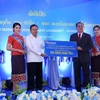 Đại diện Ngân hàng Sacombank Lào trao tượng trưng số tiền 50 triệu kip (tương đương khoảng 6.000 USD) cho đại diện tỉnh Savannakhet để đóng góp vào Quỹ ủng hộ thiên tai tỉnh Savannakhet. (Ảnh: Phạm Kiên/TTXVN)