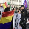 Cảnh sát ngăn dòng người tuần hành kêu gọi trưng cầu dân ý về độc lập vùng Catalunya trên quảng trường Puerta del Sol ngày 1/10. (Nguồn: AFP/TTXVN)