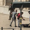 Cảnh sát Pháp khống chế một nghi phạm tại hiện trường vụ tấn công ở Marseille ngày 1/10. (Nguồn: AFP/TTXVN)