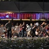 Các nạn nhân hoảng loạn tìm nơi trú ẩn trong vụ xả súng ở Las Vegas tối 1/10. (Nguồn: AFP/TTXVN)