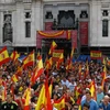 Người dân tham gia biểu tình phản đối cuộc trưng cầu ý dân bất hợp pháp về vấn đề độc lập của vùng lãnh thổ Catalunya tại Madrid, Tây Ban Nha ngày 30/9. (Nguồn: AFP/TTXVN)