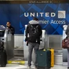 Hành khách làm thủ tục tại quầy của United Airlines ở sân bay Chicago, bang Illinois. (Nguồn: AFP/TTXVN)