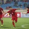 Niềm vui của tiền đạo Thanh Trung (giữa) và đồng đội sau khi ghi bàn thắng mở tỉ số trận đấu. (Ảnh: Quốc Khánh/TTXVN)