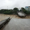 Cầu Thia tại thị xã Nghĩa Lộ bị nước lũ cuốn trôi. (Ảnh: Thế Duyệt/TTXVN)
