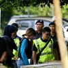 Nghi phạm Đoàn Thị Hương (giữa, trái) được áp giải tới tòa án ở Sepang, Malaysia ngày 30/5. (Nguồn: AFP/TTXVN)