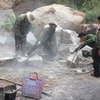 Công nhân phá đá khắc phục sạt lở tại Km36+050, Quốc lộ 27, thuộc địa bàn xã Yang Tao, huyện Lắk. (Ảnh: Phạm Cường/TTXVN)
