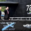 Ông Song Young-moo (phải) thăm tàu USS Michigan. (Nguồn: Yonhap)