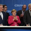 Chủ tịch đảng CDU, Thủ tướng Đức Angela Merkel (giữa) và lãnh đạo đảng CSU Horst Seehofer (phải) trong chiến dịch vận động tranh cử ở Munich ngày 22/9. (Nguồn: AFP/TTXVN)