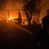 Nhân viên cứu hỏa nỗ lực dập tắt đám cháy rừng ở Vigo, tây bắc Tây Ban Nha ngày 15/10. (Nguồn: AFP/TTXVN)