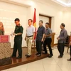 Các cán bộ, nhân viên sứ quán và các cơ quan đại diện Việt Nam tại Indonesia quyên góp ủng hộ đồng bào lũ lụt. (Ảnh: Đỗ Quyên/Vietnam+)