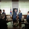 Thứ trưởng Ngoại giao Hàn Quốc Lim Sung-nam (giữa, phải) có cuộc gặp với Thứ trưởng Ngoại giao Mỹ Thomas Shannon (giữa, trái) đang ở thăm Hàn Quốc ngày 14/6. (Ảnh minh họa: AFP/TTXVN)