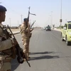 Binh sỹ Iraq tuần tra trên một tuyến đường ở Ramadi, tỉnh Anbar. (Nguồn: AFP/TTXVN)