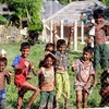 Người dân làng Khondaing, thị trấn Maungtaw, bang Rakhine, Myanmar ngày 10/10. (Nguồn: THX/TTXVN)