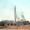 Khói bốc lên sau các cuộc giao tranh giữa quân đội Syria và phiến quân IS tại Hama . (Nguồn: THX/TTXVN)