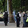 Cảnh sát Anh điều tra tại hiện trường một vụ tấn công ở London ngày 7/10. (Nguồn: AFP/TTXVN)