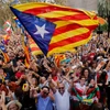 Người dân xứ Catalonia tuần hành trên đường phố thủ phủ Barcelona sau khi cơ quan lập pháp địa phương thông qua tuyên bố độc lập. (Nguồn: AFP/TTXVN)