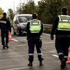 Cảnh sát Pháp kiểm tra an ninh tại khu vực Camphin-en-Pevele, miền bắc Pháp ngày 6/10. (Nguồn: AFP/TTXVN)