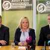 (Từ trái sang): Đàm phán viên của Sin Fein Conor Murphy, Lãnh đạo Sin Fein Michelle O'Neill và Chủ tịch Sin Fein Gerry Adams trong cuộc họp báo tại Stormont, thủ phủ Belfast ngày 1/11. (Nguồn: AFP/ TTXVN)