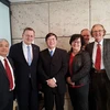 Thủ hiến bang Thüringen, ông Bodo Ramelow (đứng thứ hai từ trái qua) tiếp Tham tán Công sứ thương mại Việt Nam tại Đức, Đại sứ Nguyễn Hữu Tráng. (Ảnh: Anh Đức/Vietnam+)
