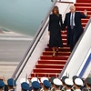 Tổng thống Mỹ Donald Trump (phải) và phu nhân Melania Trump tới Bắc Kinh ngày 8/11. (Nguồn: AFP/TTXVN)