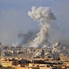 Khói bốc lên sau đợt oanh kích của lực lượng Chính phủ Syria nhằm vào các mục tiêu của IS trong chiến dịch giải phóng thành phố Deir Ezzor ngày 31/10. (Nguồn: AFP/TTXVN)