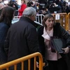 Cựu Chủ tịch Hội đồng lập pháp vùng Catalunya Carme Forcadell (phải) tới tòa án ở Madrid, Tây Ban Nha ngày 9/11. (Nguồn: AFP/TTXVN)