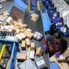 Nhân viên của Alibaba đóng gói hàng hóa trong ngày mua sắm khuyến mại trực tuyến "ngày Độc thân" 11/11 tại Thượng Hải. (Nguồn: THX/TTXVN)