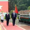 Chủ tịch nước Trần Đại Quang và Tổng thống Hoa Kỳ Donald Trump duyệt Đội danh dự Quân đội nhân dân Việt Nam tại Lễ đón chính thức. (Ảnh: Nhan Sáng/TTXVN)