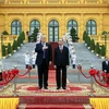 Chủ tịch nước Trần Đại Quang và Tổng thống Hoa Kỳ Donald Trump trên bục danh dự nghe Quân nhạc cử Quốc thiều hai nước. (Ảnh: Nhan Sáng/TTXVN)