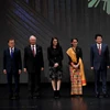 Tổng thống Hàn Quốc Moon Jae-in (thứ 2, trái) chụp ảnh chung với các nhà lãnh đạo tại Hội nghị thượng đỉnh ASEAN và các đối tác cùng các hội nghị liên quan tại Manila, Philippines ngày 13/11. (Nguồn: AFP/TTXVN)
