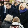 Tổng thống Pháp Emmanuel Macron (trái) và phu nhân tại lễ tưởng niệm. (Nguồn: AFP/TTXVN)