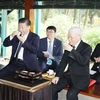 Tổng Bí thư Nguyễn Phú Trọng mời Tổng Bí thư, Chủ tịch nước Trung Quốc Tập Cận Bình thưởng thức trà tại Nhà sàn Bác Hồ. (Ảnh: Trí Dũng/TTXVN)