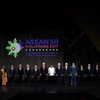 Tổng thống Mỹ Donald Trump (giữa) chụp ảnh chung với các nhà lãnh đạo tại Hội nghị thượng đỉnh ASEAN và các đối tác cùng các hội nghị liên quan tại Manila, Philippines ngày 13/11. (Nguồn: AFP/TTXVN)
