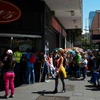 Người dân xếp hàng mua lương thực và đồ gia dụng tại siêu thị ở Caracas, Venezuela ngày 10/11. (Nguồn: AFP/TTXVN)