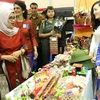 Bà Mufidah Jusuf Kalla, phu nhân của Phó Tổng thống Indonesia Jusuf Kalla, đã ghé thăm gian hàng của Đại sứ quán Việt Nam. (Ảnh: Đỗ Quyên/Vietnam+)