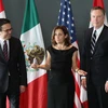 (từ trái sang): Bộ trưởng Kinh tế Mexico Ildefonso Guajardo Villarreal, Ngoại trưởng Canada Chrystia Freeland và Đại diện Thương mại Mỹ Robert E. Lighthizer tại vòng tái đàm phán NAFTA ở Ottawa, Canada ngày 27/9. (Nguồn: AFP/TTXVN)