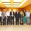 Thủ tướng Nguyễn Xuân Phúc chụp ảnh lưu niệm với các đại biểu tại buổi gặp mặt. (Ảnh: Trọng Đức/TTXVN)