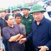Phó Thủ tướng Trịnh Đình Dũng kiểm tra phòng chống bão số 14 tại cảng cá Đá Bạc, thành phố Cam Ranh. (Ảnh: Nguyên Lý/TTXVN)