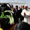 Giáo hoàng Francis (phải) tới sân bay quốc tế Yangon ngày 27/11. (Nguồn: AFP/TTXVN)