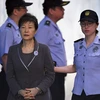 Bà Park Geun-Hye (phía trước) được đưa tới Tòa án Quận trung tâm Seoul ngày 7/8. (Nguồn: AFP/TTXVN)