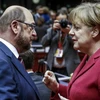 Thủ tướng Đức Angela Merkel (phải) và Lãnh đạo đảng SPD Martin Schulz (trái) trong cuộc gặp tại Brussels, Bỉ ngày 17/3. (Nguồn: REUTERS /TTXVN)