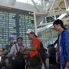 Hành khách chờ làm thủ tục tại sân bay quốc tế Ngurah Rai trên đảo Bali, Indonesia ngày 30/11. (Nguồn: THX/TTXVN)