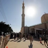Binh sỹ và cảnh sát Ai Cập tăng cường an ninh bên ngoài đền thờ Hồi giáo Al-Rawda ở Bir al-Abed sau vụ tấn công khủng bố, ngày 1/12. (Nguồn: THX/TTXVN)