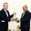 Thủ tướng Nguyễn Xuân Phúc tặng quà lưu niệm cho ông Chang Dae Whan, Chủ tịch Tập đoàn Truyền thông Maekyung (Hàn Quốc). (Ảnh: Thống Nhất/TTXVN)