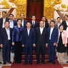 Thủ tướng Nguyễn Xuân Phúc và các đồng chí lãnh đạo tỉnh Lào Cai. (Ảnh: Thống Nhất/TTXVN)