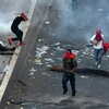 Người biểu tình ủng hộ ứng viên đối lập gây bạo động trên đường phố ở Tegucigalpa, ngày 1/12. (Nguồn: AFP/ TTXVN)