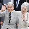  Nhật hoàng Akihito (trái) và Hoàng hậu Michiko tại đảo Yoron, tây nam Nhật Bản ngày 17/11. (Nguồn: Kyodo/TTXVN)