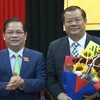 Bí thư Tỉnh ủy Quảng Ngãi Lê Viết Chữ (trái) tặng hoa chúc mừng tân Phó chủ tịch UBND tỉnh Nguyễn Tăng Bính. (Ảnh: Phước Ngọc/TTXVN)